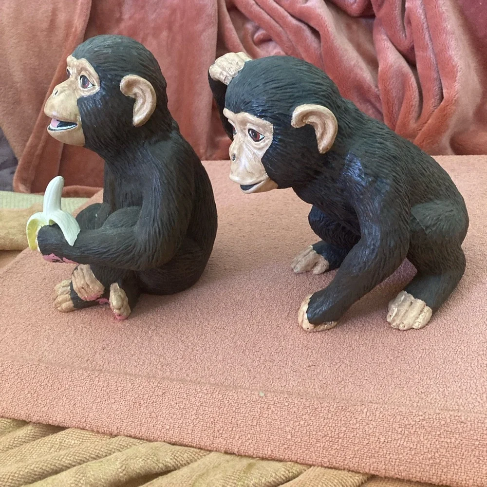 Adorable ceramic monkeys hand painted in pristine condition - Picture 2 of 6